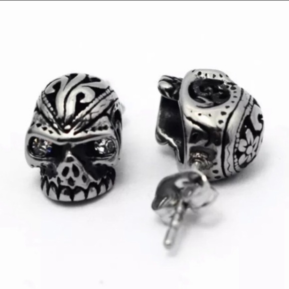New! Goth Skull Stud Earrings - Picture 2 of 8